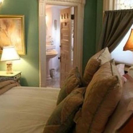 M&M Victorian Bed And Breakfast Marinette Buitenkant foto