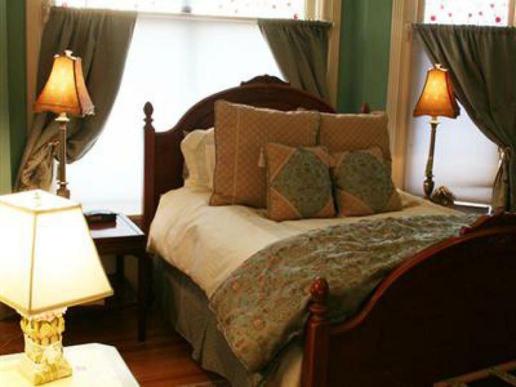 M&M Victorian Bed And Breakfast Marinette Buitenkant foto