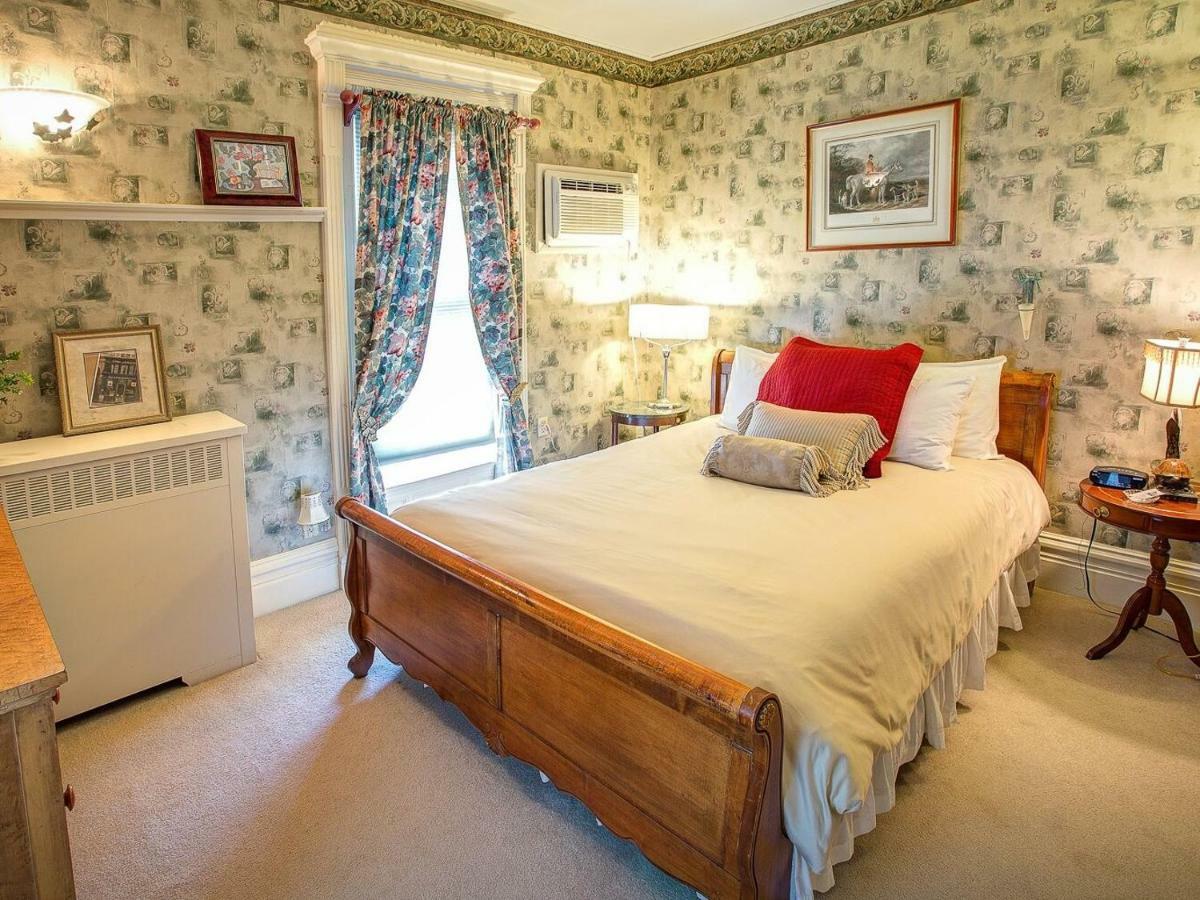 M&M Victorian Bed And Breakfast Marinette Buitenkant foto