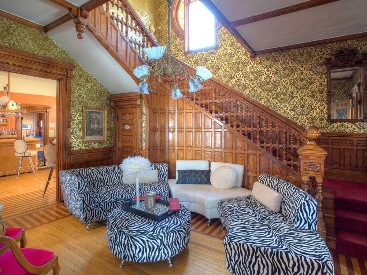 M&M Victorian Bed And Breakfast Marinette Buitenkant foto
