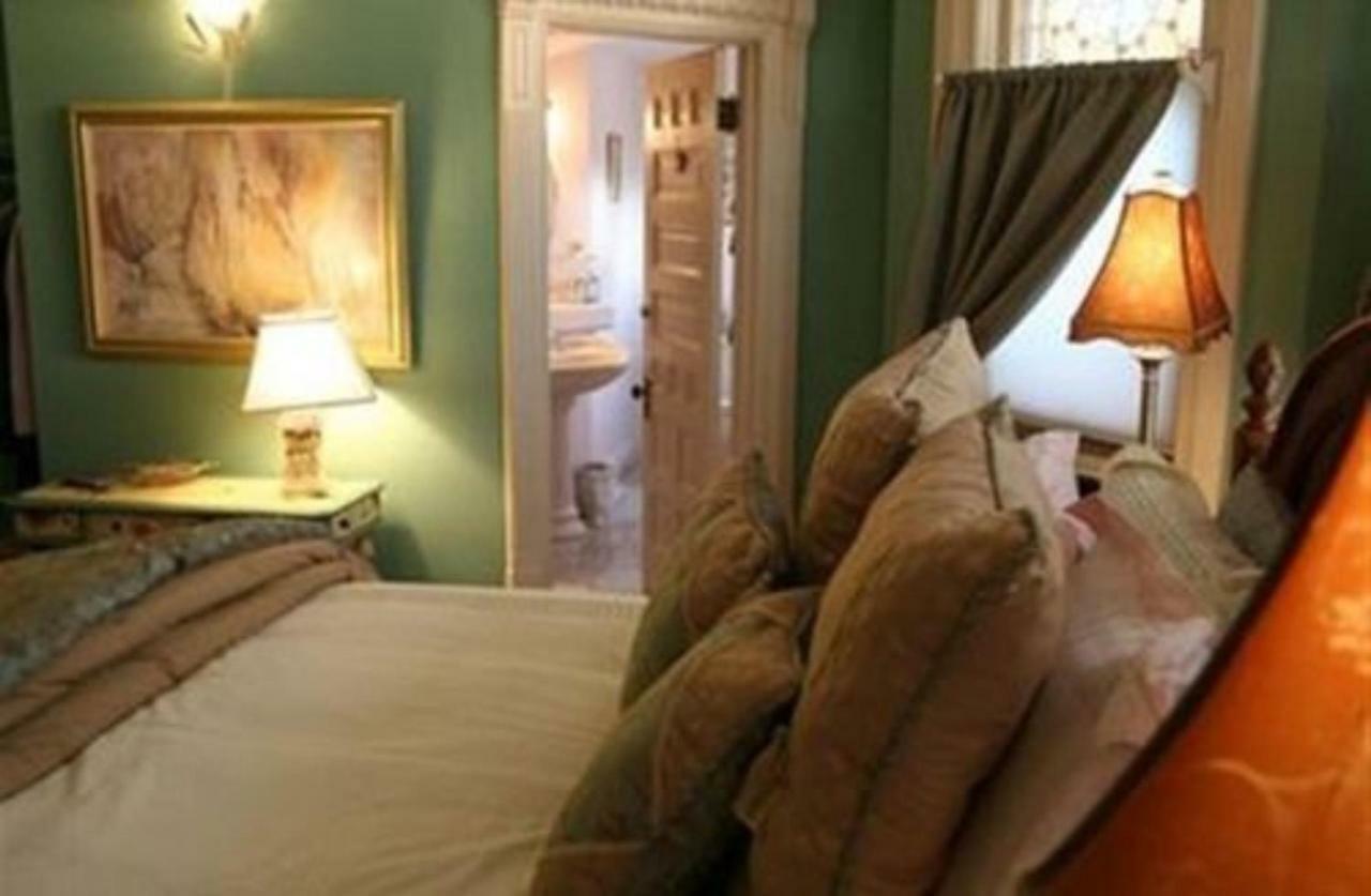 M&M Victorian Bed And Breakfast Marinette Buitenkant foto