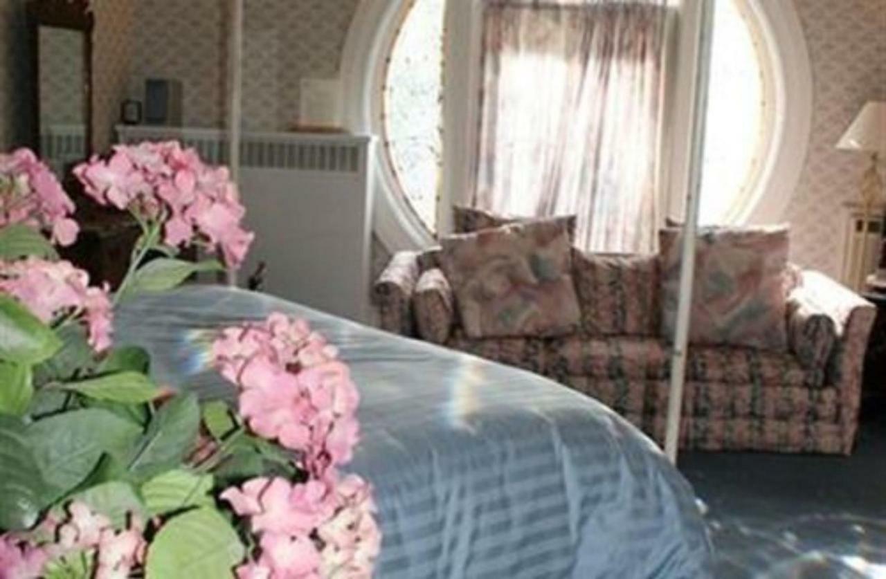 M&M Victorian Bed And Breakfast Marinette Buitenkant foto