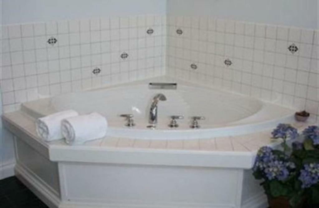 M&M Victorian Bed And Breakfast Marinette Buitenkant foto